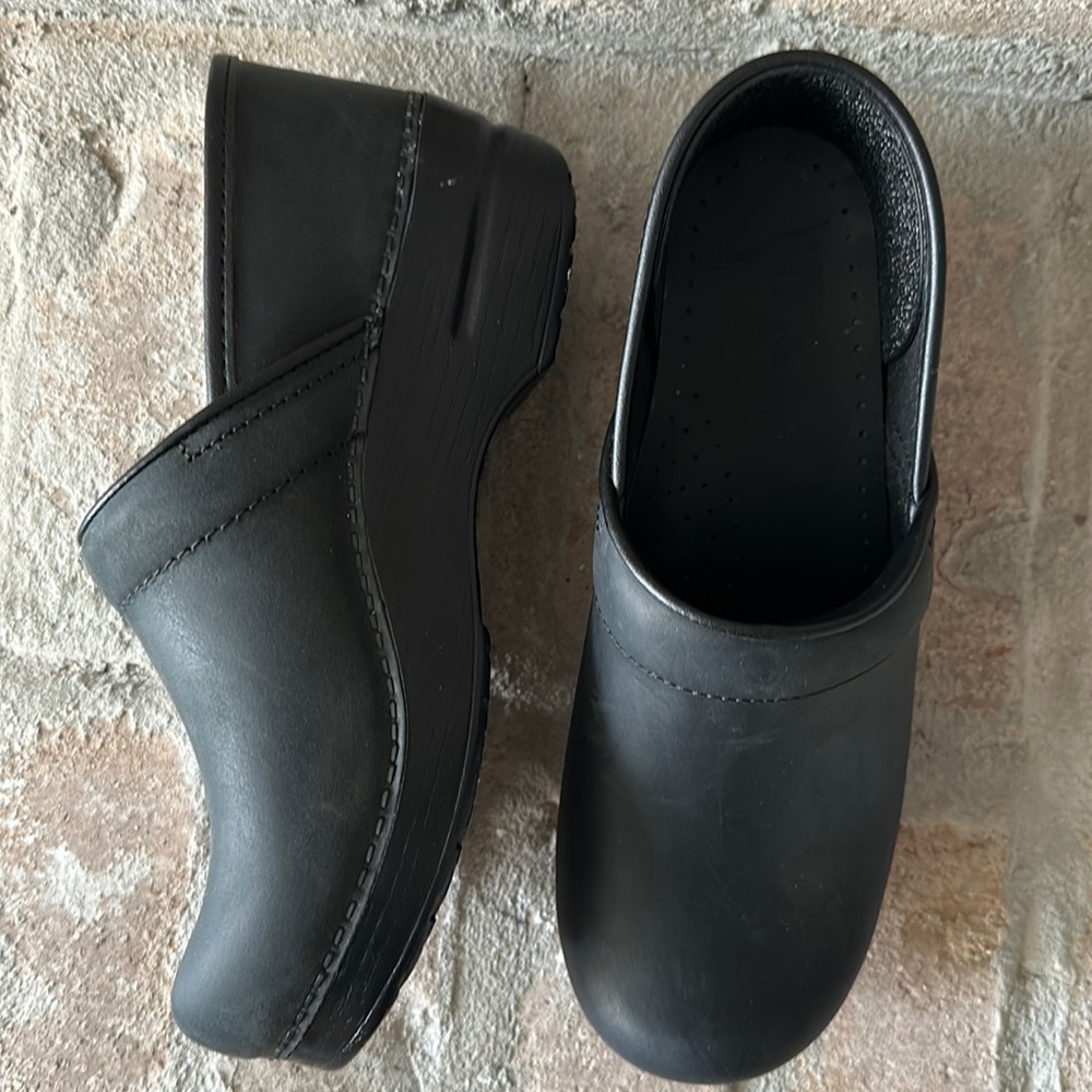 NEW WITHOUT BOX Dansko black oil clogs size 39